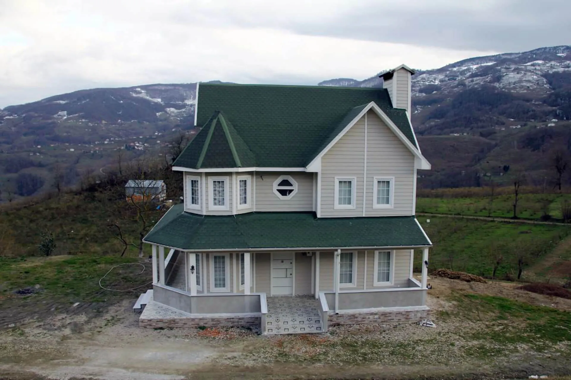 Çelik Ev mi Prefabrik Ev mi? 2026 Karşılaştırması: Maliyet, Dayanıklılık ve Yatırım Analizi